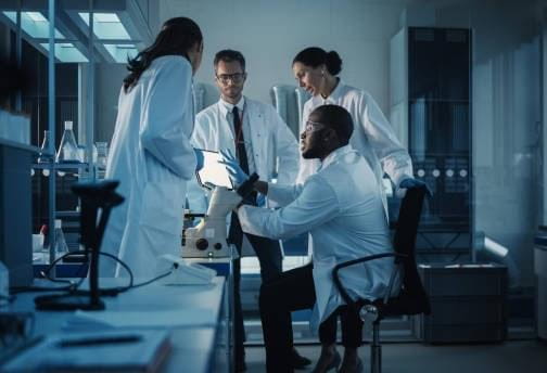 scientists-and-researchers-work-together-001
